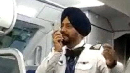 তাঁর রসবোধ মুগ্ধ করে ফেলেছে যাত্রীদের তাঁর রসবোধ মুগ্ধ করে ফেলেছে যাত্রীদের