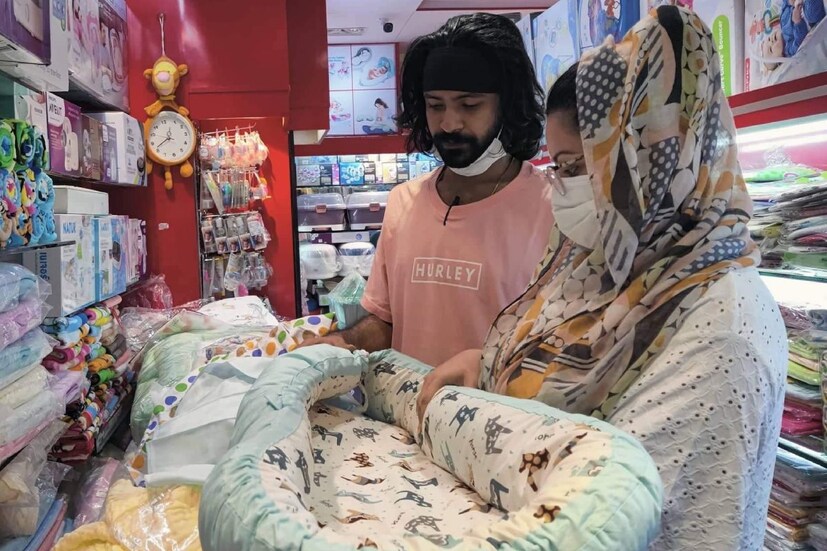 সন্তান আগমনের আনন্দে এক রাশ কেনাকাটা করেছিলেন তারকা দম্পতি। ছোট ছোট জামা, জুতো, মোজা, আরও কত কী!