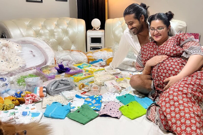 ১৭ দিন আগে মা হয়েছেন পরীমণি। চিকিৎসক সন্তান জন্মের সম্ভাব্য তারিখ জানিয়েছিলেন ২৮ অগাস্ট। কিন্তু ১০ অগাস্ট রাজ-পরীর কোলে এল পুত্রসন্তান। 