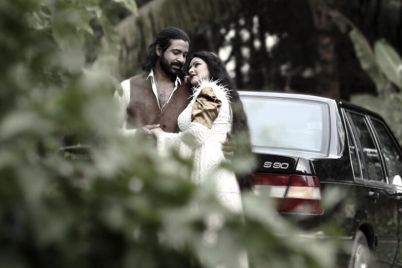 গত অক্টোবর মাসেই একটি সিনেমার শ্যুটিং সেটে অভিনেতা শরীফুল রাজের সঙ্গে গোপনে বিয়েটা সেরে ফেলেন পরী৷ তখন মাদক কাণ্ডে তাঁর নাম বারবার শিরোনাম দখল করছে। এমনকি তার আগে যৌন হেনস্থার অভিযোগ জানিয়েছিলেন এক ব্যবসায়ীর বিরুদ্ধেও। 
