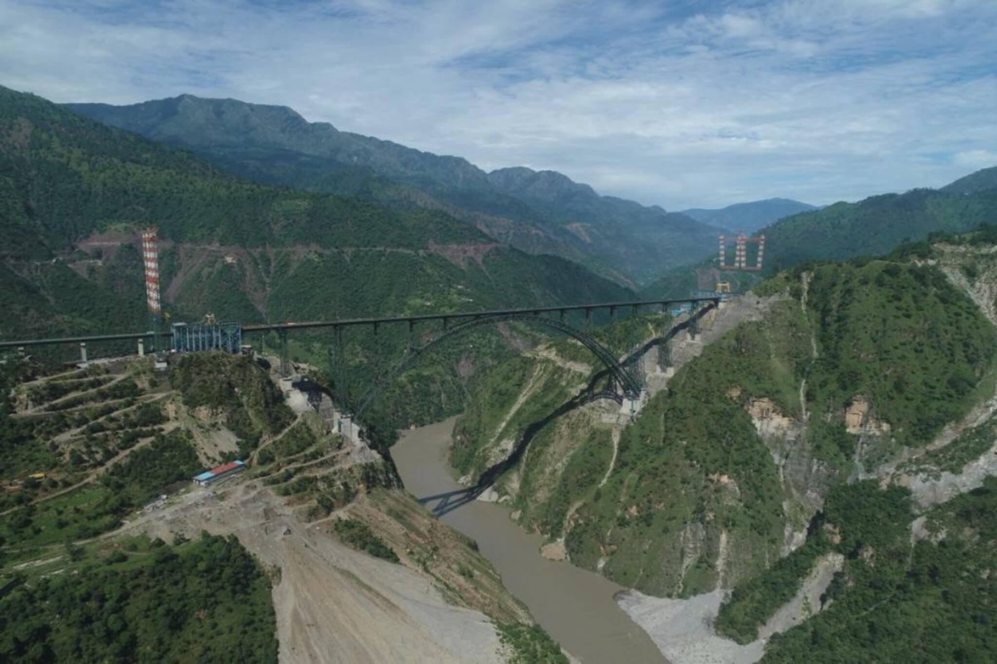 আইফেল টাওয়ারের থেকে ৩৫ মিটার বেশি লম্বা, বিশ্বের উচ্চতম রেল সেতু 'ভূস্বর্গ'-এ