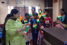 ডুয়ার্সের ৫ আদিবাসী পরিবারের হাতে জীবন বীমার পলিসি তুলে দিলেন গায়িকা অনিন্দিতা
