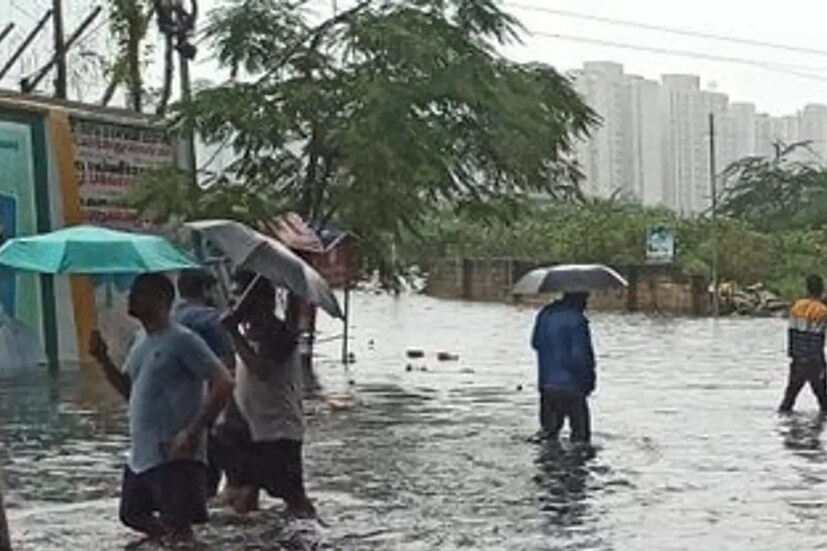 কলকাতায় সোমবার আংশিক মেঘলা আকাশ। তাপমাত্রা স্বাভাবিকের উপরে। বাতাসে জলীয় বাষ্প বেশি থাকায় আর্দ্রতাজনিত অস্বস্তি। বৃষ্টির সম্ভাবনা কম। আগামী ২৪ ঘণ্টায় কলকাতা শহরে তাপমাত্রা থাকবে ২৭ ডিগ্রি সেলসিয়াস থেকে ৩৪ ডিগ্রি সেলসিয়াস এর মধ্যে।
