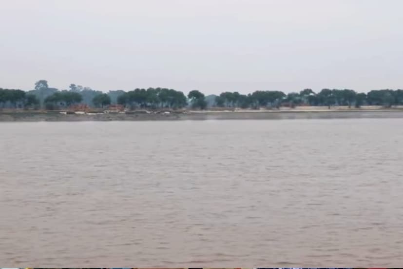 ট্রেনে সরাসরি টাকি রোড স্টেশনে নামতে হবে। সেখান থেকেই টোটো বা অটোতে চেপে পৌঁছে যেতে পারেন টাকি রাজবাড়ী ঘাটে। মূলত ছোট শহর এবং তার আশেপাশে গ্রাম্য প্রকৃতির পাশ থেকে বয়ে যাওয়া ইছামতী নদীর সুন্দর দৃশ্য। যার একদিকে ভারত অপরদিকে বাংলাদেশ। যেন সীমান্তের রেখা টেনে দিয়েছে এই ইছামতী নদী।