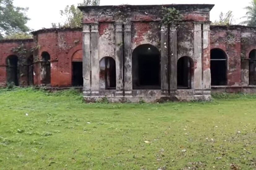 এটি ভ্রমণের অন্যতম প্রধান আকর্ষণ, পাশাপাশি রয়েছে প্রাকৃতিক সৌন্দর্য উপভোগ করার সুযোগ। টাকি শহরের পর হাসনাবাদ পেরিয়ে শুরু হয় সুন্দরবন এলাকা। বহু পর্যটক এখান থেকেই সুন্দরবন ঘুরতে যান। এজন্য একে। অনেকেই বলে থাকেন গেটওয়ে অফ সুন্দরবন।