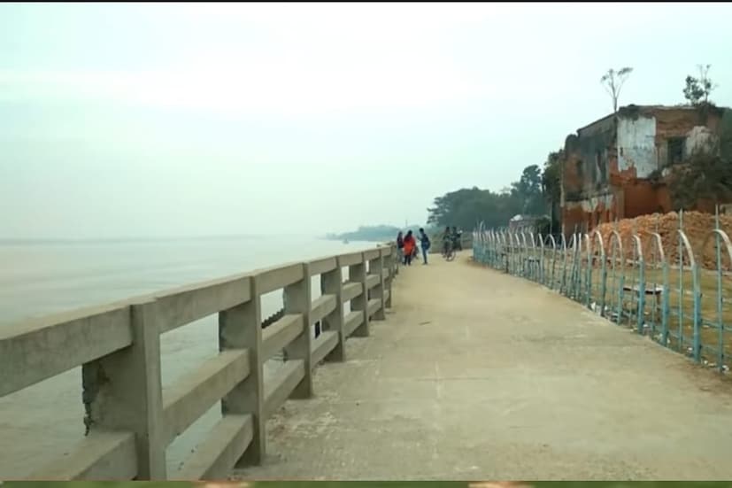 থাকার জন্য টাকি টাউনে রয়েছে বিভিন্ন গেস্টহাউস এবং হোটেল। নামমাত্র খরচেও থাকতে পারেন সেখানে। তবে বিলাসবহুল হোটেলও রয়েছে। একদিনেও টাকি ভ্রমণ সেরে ফেলতে পারেন অনেকে, তবে যারা গ্রাম্য প্রকৃতির বা গ্রামের পরিবেশ উপভোগ করতে চান তারা দু'দিনের জন্য থাকতেই পারেন টাকিতে।
