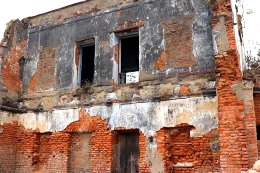 ইছামতীর সৌন্দর্য ছাড়াও, ভ্রমণপিপাসু মানুষদের প্রধান আকর্ষণ থাকে টাকি রাজবাড়ী ঘাট। এক সময় এখানেই ছিল টাকি রাজবাড়ি। তবে কালের নিয়মে ও সংরক্ষণের অভাবে আজ তা ভগ্নপ্রায়। বটগাছের ঝুরি নেমেছে রাজবাড়ির দেওয়াল জুড়ে। আর সেই স্মৃতিকে মনে রেখেই তৈরি হয়েছে রাজবাড়ি ঘাট।