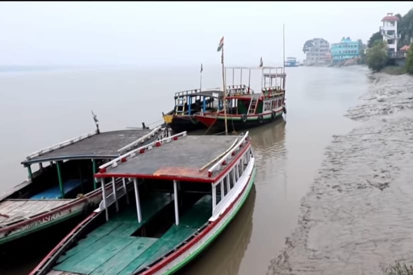 ভারত বাংলাদেশের সীমান্ত হওয়ায় এখানকার নৌকাগুলিতে থাকে ভারতের পতাকা।  আপনিও চাইলে ঘুরতে পারেন নদীর বুকে। তবে সীমান্তে পাহারার দায়িত্বে থাকা জওয়ানদের অনুমতি অবশ্যই নিয়ে নেবেন আগে থেকে।