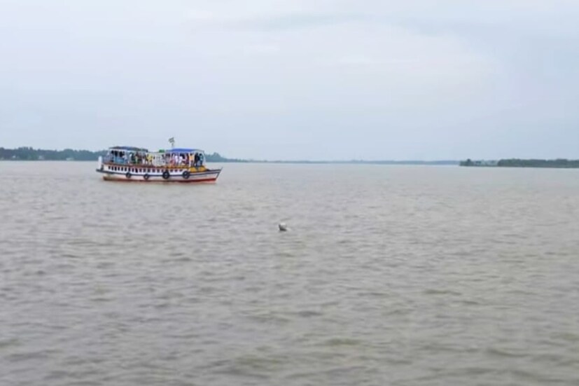 একটু নীচে নামলেই কাঁচা রাস্তা, যা চলে গিয়েছে ইছামতীর পাড়ে। এখানে আসলেই চারিদিকের নিস্তব্ধতা আপনার মধ্যে সৃষ্টি করবে এক অ্যাডভেঞ্চারের। দু একদিনের ছুটিতে টাকির সৌন্দর্য আপনার মনকে করে তুলতে পারে সতেজ।