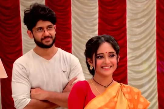 sid and mithai: চোখ বন্ধ করে মিঠাইকে শাড়ি পরিয়ে দিলেন উচ্ছেবাবু! ফের  সর্বনাশের ইঙ্গিত – News18 Bangla