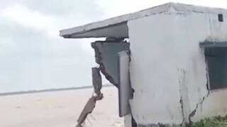 তীব্র ভাঙনে ক্রমশ নদীতে তলিয়ে যাচ্ছে আস্ত স্কুলবাড়ি