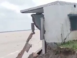তীব্র ভাঙনে ক্রমশ নদীতে তলিয়ে যাচ্ছে আস্ত স্কুলবাড়ি