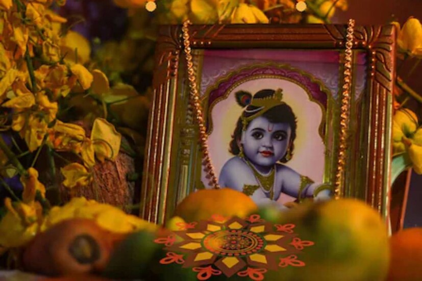 বিগ্রহকে দুধ ও গঙ্গাজল দিয়ে স্নান করান৷