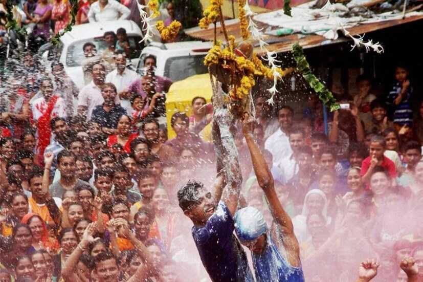 এ বছরও দহি হান্ডি পালিত হবে ১৯ অগাস্ট, শুক্রবার৷ মানবপিরামিড তৈরি করে ভাঙা হবে মটকা বা হান্ডি বা হাঁড়ি৷