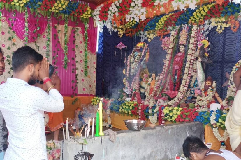 মঙ্গলবার সকাল থেকে গঙ্গাপুজোয় মেতেছেন তাঁরা ।গত তিন বছর ভাল ইলিশ মাছ ধরা পড়েনি ৷ তবে এই বছর ভাল প্রথম দিকে কিছু ভাল ইলিশ মাছ মৎস্যজীবীদের জালে পড়তে শুরু করেছে। 