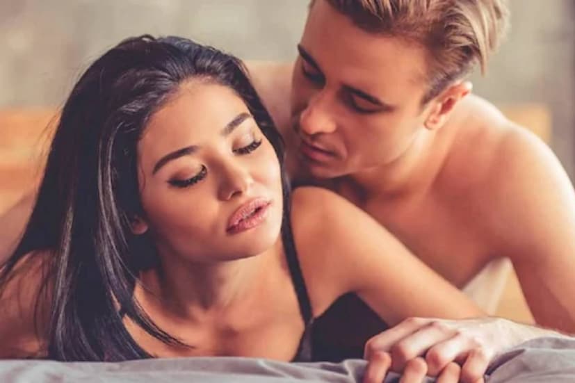 কিছু ক্ষেত্রে ভয় পান যে গর্ভবতী থাকার সময় শারীরিক সম্পর্ক হলে প্রসবকালীন যন্ত্রণা বেড়ে যায় বা প্রসবের সময় এগিয়ে আসে ৷ কিন্তু সমীক্ষা বলছে এরকম কোনও আশঙ্কার কারণ নেই ৷ তবে ঝুঁকিপূর্ণ গর্ভাবস্থায় চিকিৎসকরা আগাগোড়াই শারীরিক সঙ্গম থেকে বিরত থাকতে বলেন৷