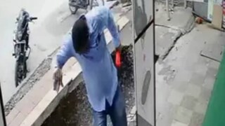 কংক্রিটের অংশ তলিয়ে গেল বেশ গভীর এক গর্তে কংক্রিটের অংশ তলিয়ে গেল বেশ গভীর এক গর্তে