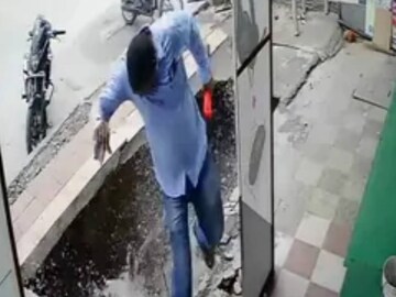 কংক্রিটের অংশ তলিয়ে গেল বেশ গভীর এক গর্তে
