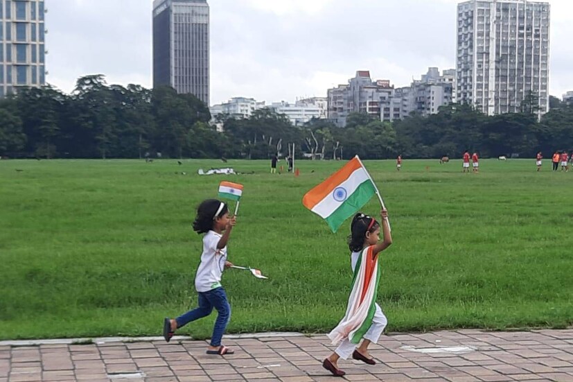জাতীয় পতাকা সমুজ্জ্বল উত্তর প্রজন্মের হাতে