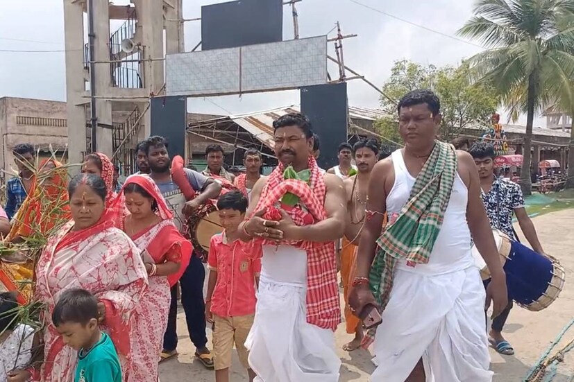 পাশাপাশি সমুদ্রে দুর্ঘটনার হাত থেকে রক্ষা পাওয়ার জন্যও এই গঙ্গা আরাধনা বলে জানিয়েছেন মৎস্যজীবীরা । কালনাগিনী নদীর তীরে কাকদ্বীপ মৎস্য বন্দরে সকাল থেকে মাঝি মাল্লাদের ভিড়ে গমগম করছে বন্দর চত্বর।