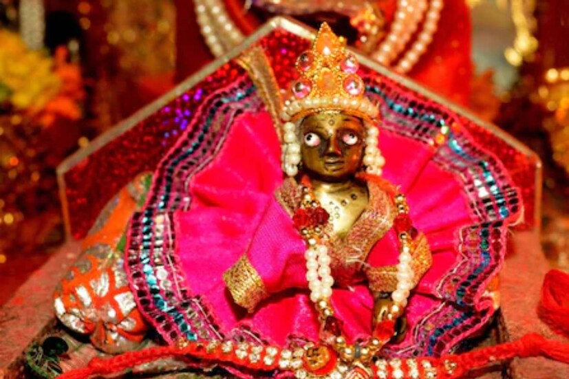 তার পর প্রদীপ জ্বালিয়ে দিন বিগ্রহের সামনে৷