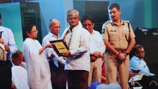 মুখ্য়মন্ত্রীর হাত থেকে শিক্ষারত্ন পুরস্কার নিচ্ছেন সুনীল কুমার দাস। 