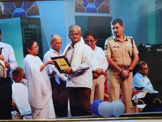 মুখ্য়মন্ত্রীর হাত থেকে শিক্ষারত্ন পুরস্কার নিচ্ছেন সুনীল কুমার দাস। 