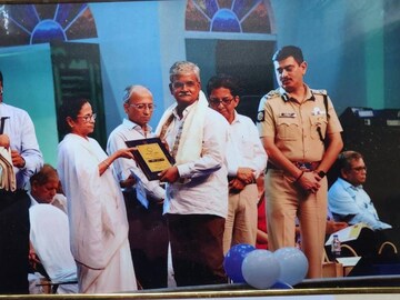 মুখ্য়মন্ত্রীর হাত থেকে শিক্ষারত্ন পুরস্কার নিচ্ছেন সুনীল কুমার দাস। 