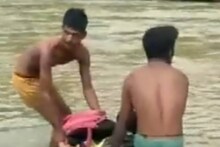 বড় পাত্রে বসে বর্ষার খরস্রোতা নদীতে ভেসে স্কুলের পথে পড়ুয়ারা, দেখুন ভিডিও