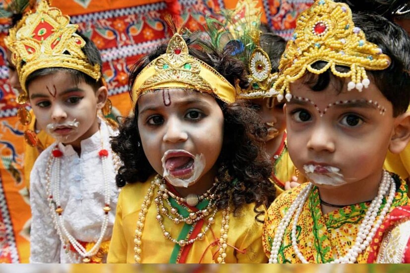 দেশ জুড়ে শ্রীকৃষ্ণের বিভিন্ন মন্দিরে মহাসমারোহে পালিত হয় জন্মাষ্টমী তিথি৷ এ ছাড়াও গৃহস্থ বাড়িতে পূজিত হন ভগবান কৃষ্ণ৷