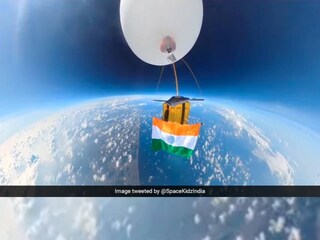 নীল পটভূমিতে উজ্জ্বল ত্রিবর্ণ পতাকার ছবি এখন ভাইরাল 