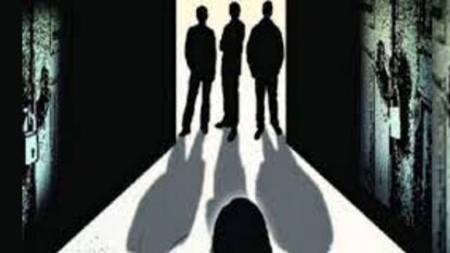 স্থানীয় সূত্রে জানা গিয়েছে বিবাহবহির্ভূত সম্পর্কের জেরেই জনরোষের শিকার নিগৃহীতা স্থানীয় সূত্রে জানা গিয়েছে বিবাহবহির্ভূত সম্পর্কের জেরেই জনরোষের শিকার নিগৃহীতা