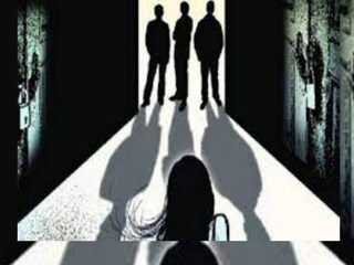 স্থানীয় সূত্রে জানা গিয়েছে বিবাহবহির্ভূত সম্পর্কের জেরেই জনরোষের শিকার নিগৃহীতা