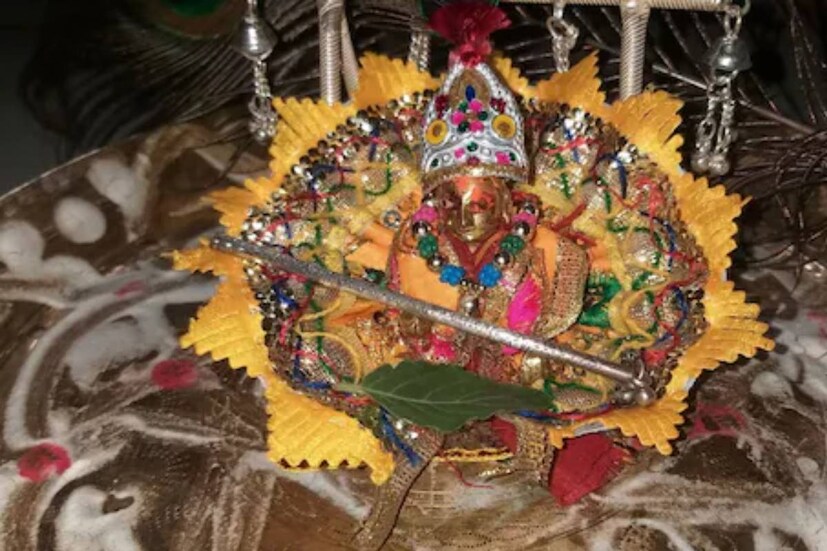 নতুন বসনে সাজিয়ে তুলুন বিগ্রহকে