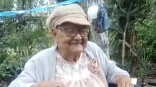 প্রজন্ম পেরিয়ে নাতি নাতনিদের সঙ্গেও হাসি মস্করা করতে ছাড়তেন না বৃদ্ধা