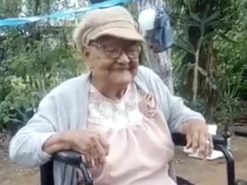 প্রজন্ম পেরিয়ে নাতি নাতনিদের সঙ্গেও হাসি মস্করা করতে ছাড়তেন না বৃদ্ধা