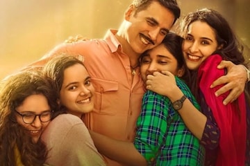 হলুদ ট্যাক্সিতে কলকাতা সফর, স্কুলের পড়ুয়াদের সঙ্গে ছবি, পুরনো শহরে ফিরলেন অক্ষয়