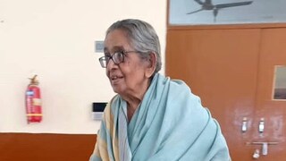 প্রবীণার সামনে কুর্নিশে নতজানু সামাজিক মাধ্যম