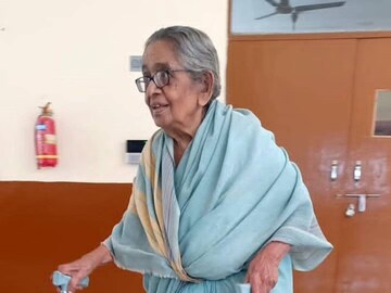 প্রবীণার সামনে কুর্নিশে নতজানু সামাজিক মাধ্যম