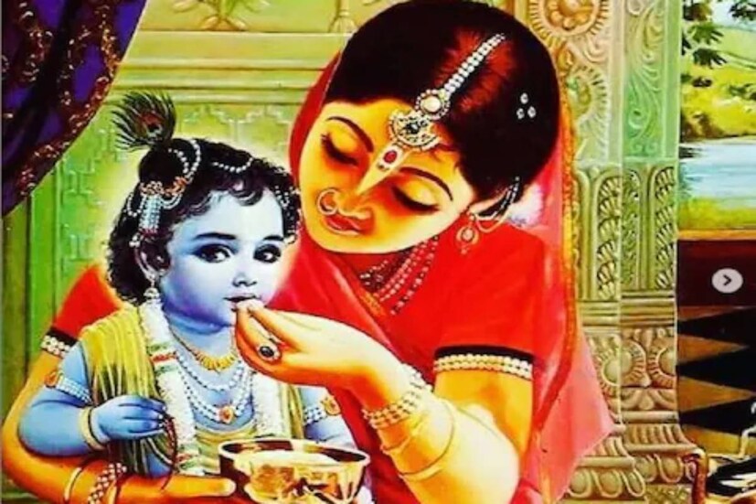 জন্মাষ্টমীর পুজো সাধারণত রাতে হয়৷ পুজোর পর প্রসাদ বিতরণ করুন 