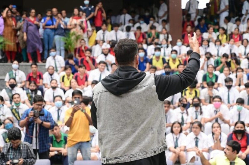 চার বোনকে নিয়ে মাল্টিপ্লেক্স থেকে কাজ সেরে বেরিয়ে শহরের একটি স্কুলে পৌঁছলেন ছবির নায়ক। স্কুলের পড়ুয়াদের সঙ্গে কথা বলে, ছবি তুলে উৎফুল্ল 'রক্ষা বন্ধন'-এর নায়ক।