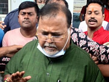 সেলের মধ্যেই নিজেকে নিজের মতো রাখলেন বলে সূত্রের খবর
