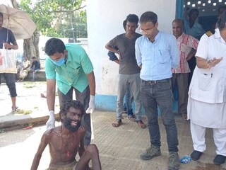 কাটোয়া মহকুমা হাসপাতালের স্বাস্থ্যকর্মীদের মানবিক মুখ দেখল শহরবাসী