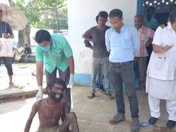 কাটোয়া মহকুমা হাসপাতালের স্বাস্থ্যকর্মীদের মানবিক মুখ দেখল শহরবাসী