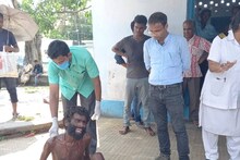 মানসিক ভারসাম্যহীন ভবঘুরের পায়ের পচন পরিষ্কার করে চিকিৎসার ব্যবস্থা