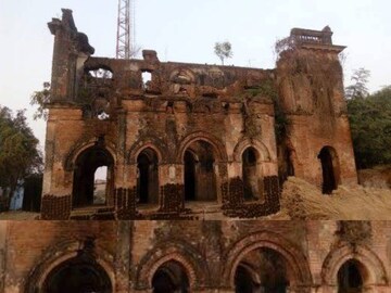 অনুপম এই অট্টালিকা সংস্কারের অভাবে জীর্ণ
