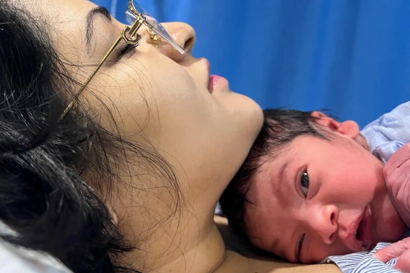 বৃহস্পতিবার সকালেই মা সন্তানের ছবি প্রকাশ্যে আনেন। হাসপাতালের বিছানায় শুয়ে পরী। কোলে সন্তান। একরত্তি তাকিয়ে রয়েছে ক্যামেরার দিকে। নতুন মা পরম আনন্দে চোখ বুঁজে রয়েছেন। ইতিমধ্যে এই ছবি ভাইরাল।