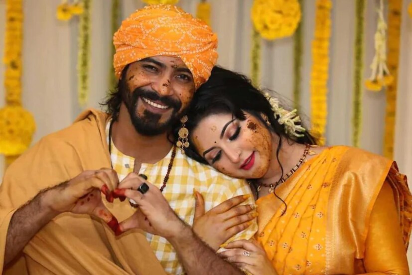 বুধবার সন্ধেয় ঢাকার একটি হাসপাতালে ছেলে হয়েছে পরীমণির। নাম রেখেছেন শাহীম মুহাম্মদ রাজ্য। মা এবং সন্তান এখনও হাসপাতালে। শারীরিক ভাবে সুস্থ তাঁরা দু'জনেই। সুখবর দিয়েছিলেন নতুন বাবা শরীফুল রাজ।