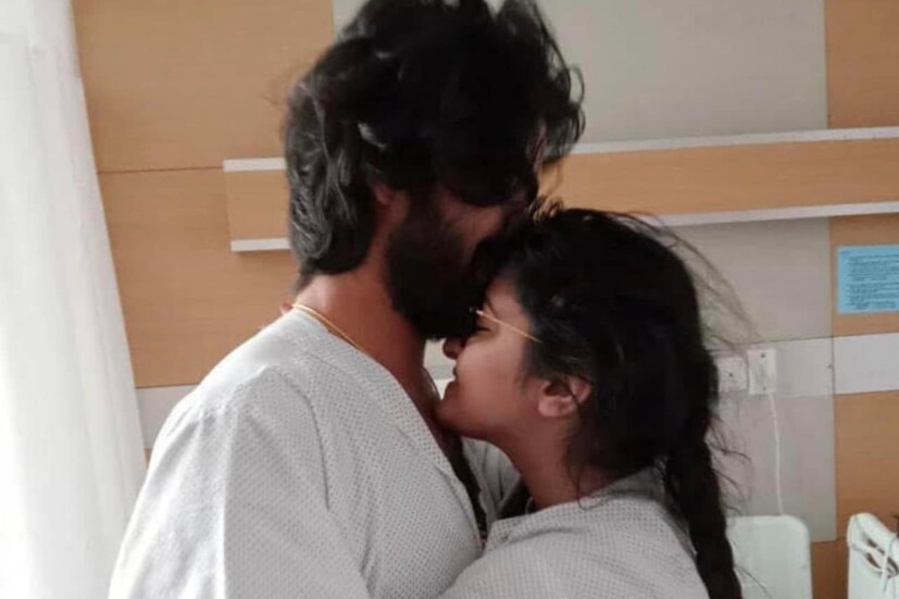 হাসপাতাল থেকেই নতুন মা-বাবা পর পর ছবি পোস্ট করছেন। বিভিন্ন আনন্দ মুহূর্তের ছবি দেখতে পাচ্ছেন বাংলাদেশের তারকা দম্পতি। নতুন জীবনের আগমনে উৎফুল্ল সে দেশের নায়ক-নায়িকা।