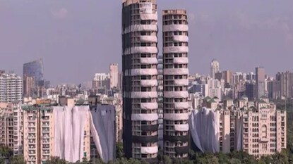 জোড়া বহুতল ভেঙে ফেলার প্রস্তুতি শেষ৷ Photo-PTI জোড়া বহুতল ভেঙে ফেলার প্রস্তুতি শেষ৷ Photo-PTI